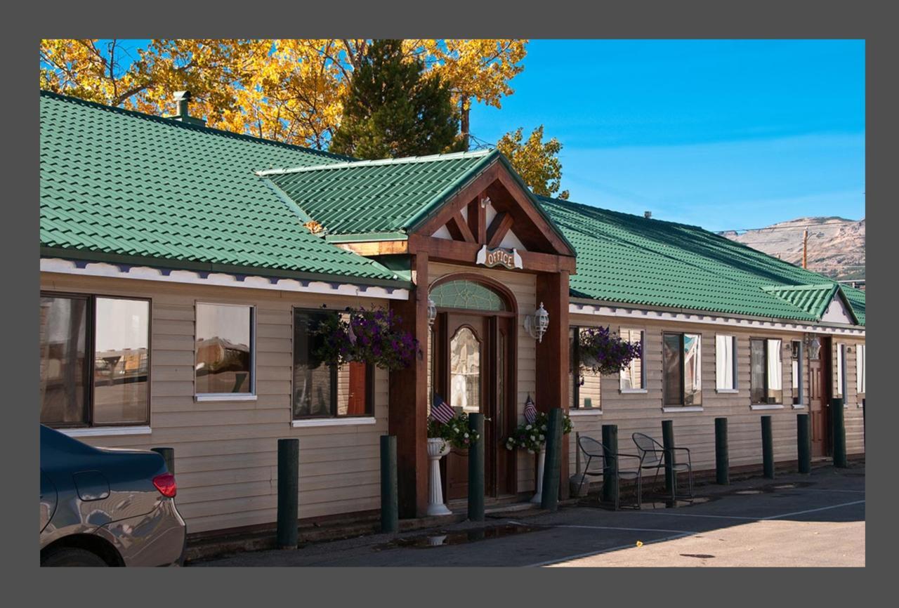 Dancing Bears Inn East Glacier Park Village Екстер'єр фото