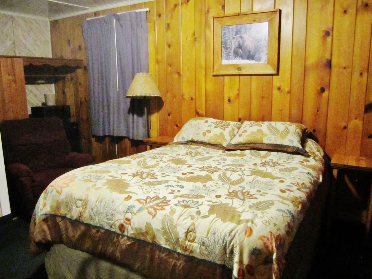 Dancing Bears Inn East Glacier Park Village Екстер'єр фото