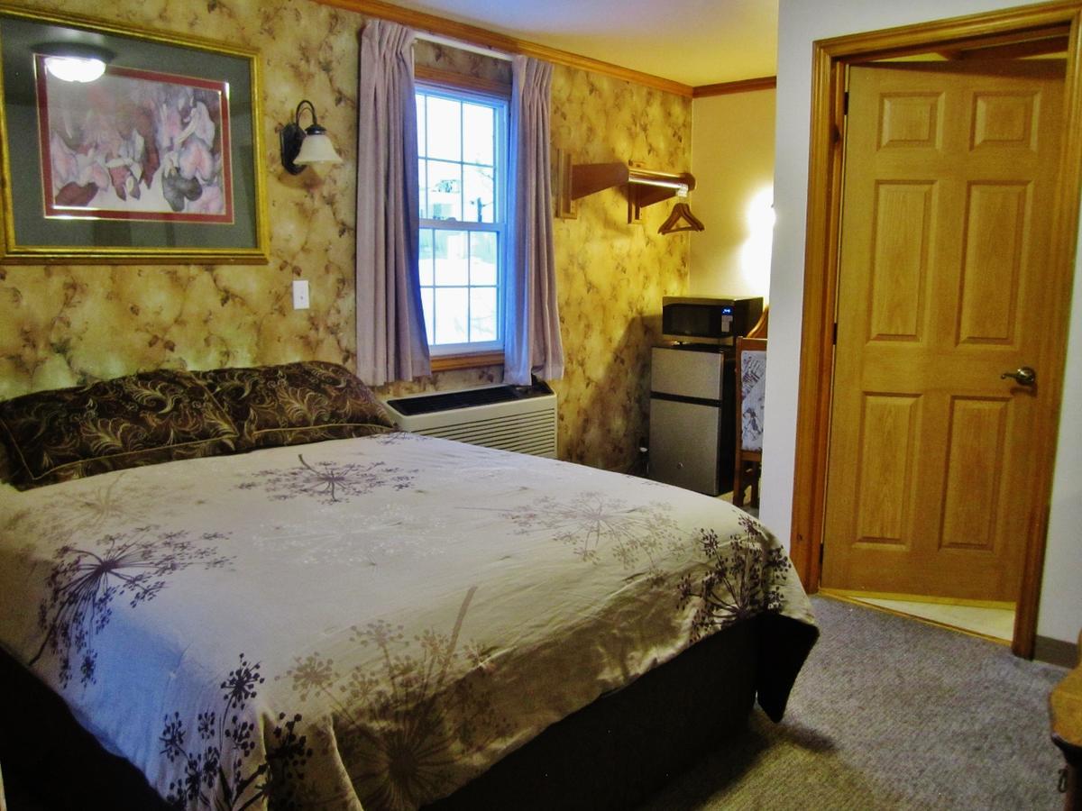 Dancing Bears Inn East Glacier Park Village Екстер'єр фото
