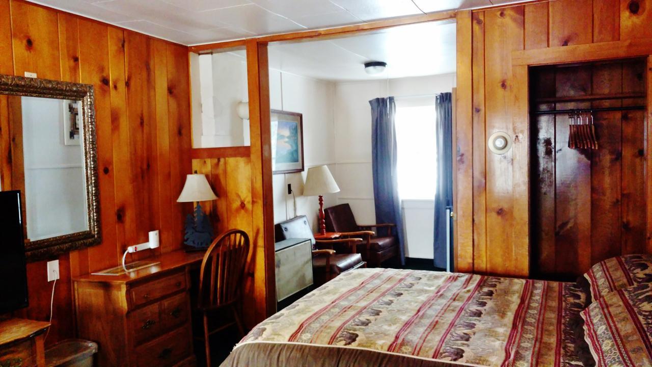 Dancing Bears Inn East Glacier Park Village Екстер'єр фото