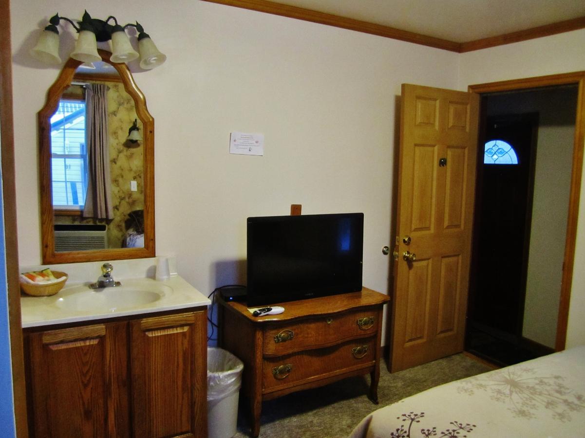 Dancing Bears Inn East Glacier Park Village Екстер'єр фото